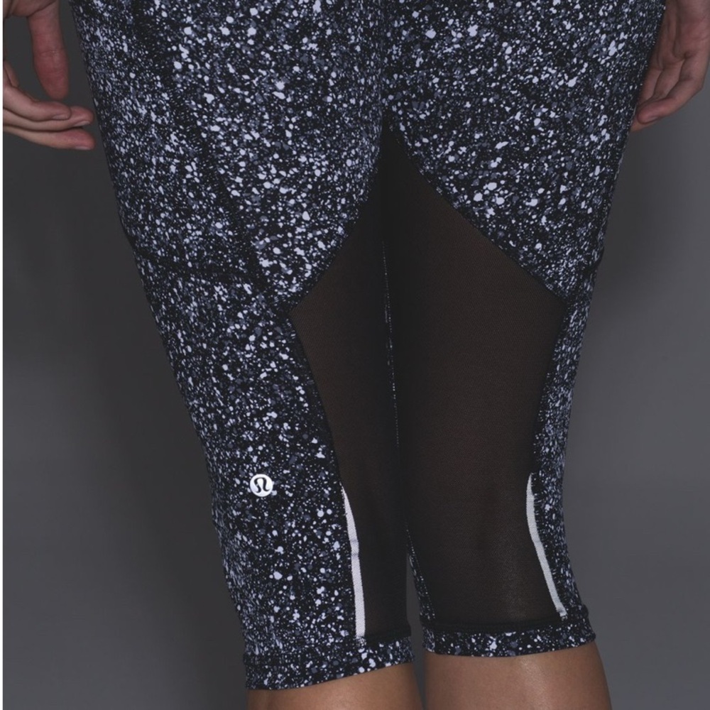 LULULEMON Outrun 17” Crop Black White Splatter Mesh Running Leggings Size 6 - Picture 3 of 12